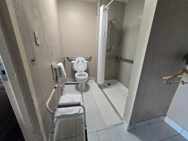 غرفة قياسية بسرير كينج لذوي الإعاقة، Super 8 Fort Myers Hotel 2/2