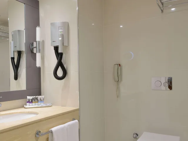 غرفة بسريرين منفصلين بإطلالة، Movenpick Hotel Istanbul Bosphorus 5/6