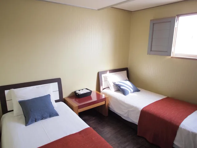 غرفة بسريرين منفصلين بحمام خاص، Hostel J Stay 2/2