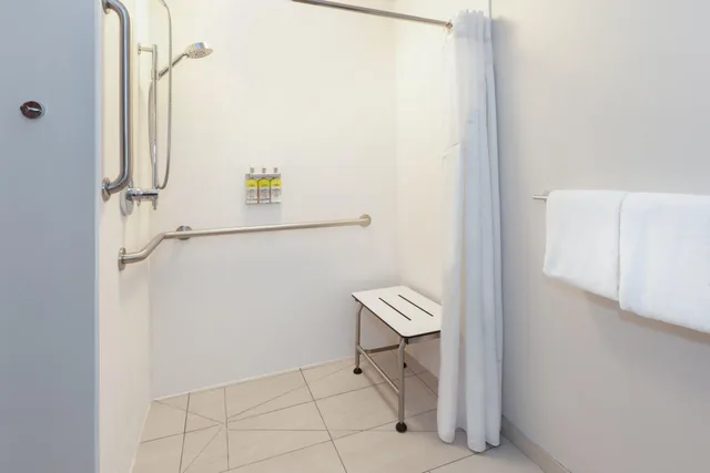 غرفة بسرير كوين، Holiday Inn Express Hotel Suites Woodhaven 3/4