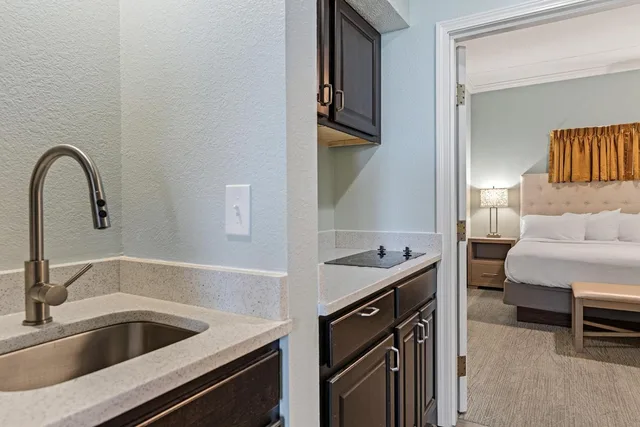 Suite, King Bed, Bay View, Kitchenette، Cherry Tree Inn & Suites 2/2