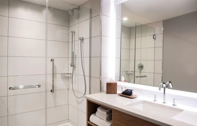 غرفة ركنية بسرير كينج بإطلالة على المدينة لذوي الإعاقة، The Charter Hotel Seattle Curio Collection by Hilton 3/5