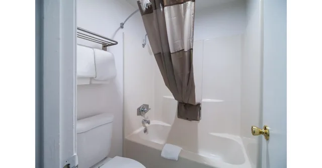 Room, Queen Bed, Accessible, Motel6 Arlington Heights, IL - Chicago North Central 4/7