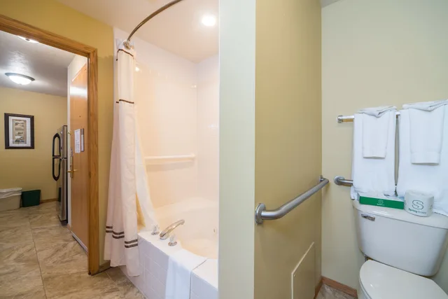 غرفة قياسية بسرير كينج بغرفة نوم واحدة، Newport Resort 6/7