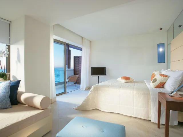 غرفة فاخرة بسرير كينج بإطلالة على البحر، Amirandes, A Resort to Live 1/10