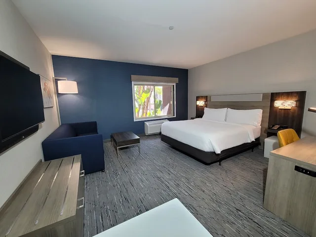 Suite, King Bed, Sofa, HOLIDAY INN EXPRESS SAN DIEGO SOUTH - CHULA VISTA 1/10