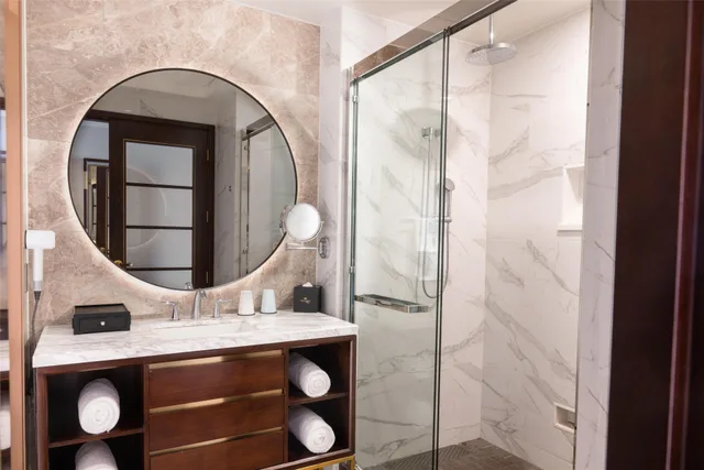 جناح ديلوكس بغرفتي نوم، Blossom Hotel Houston, Curio Collection by Hilton 8/8
