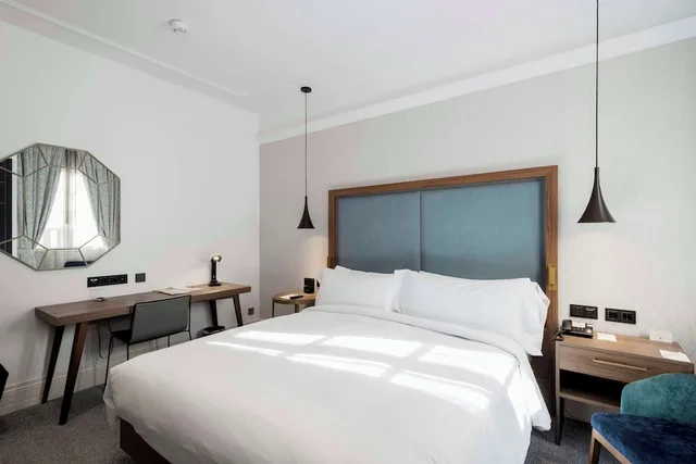 غرفة بسرير كوين بإطلالة على الفناء، Doubletree By Hilton Madrid Prado 2/7