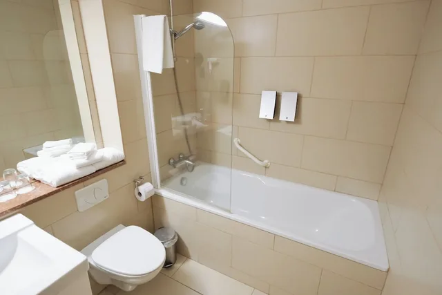 Standard, Triple, 1 Double and 1 Single Bed, Bathtub, Hotel Laki 6/7