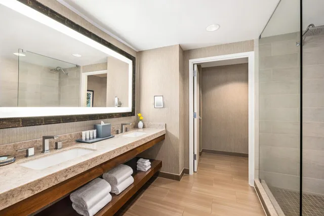 Room, King Bed, Pool Access، The Woodlands Resort, Curio Collection by Hilton 3/3