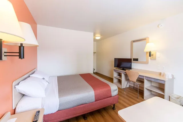 1 Full Bed ADA/Tub، Motel6 Klamath Falls, OR 3/10