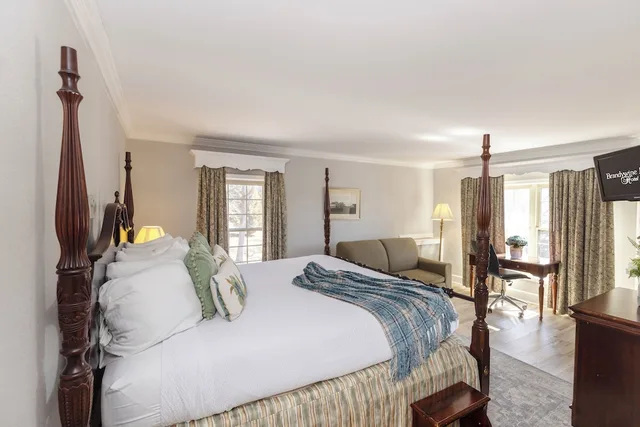 Fireside, Suite, King Bed, Sofa, Jetted Tub، Brandywine River Hotel 3/10
