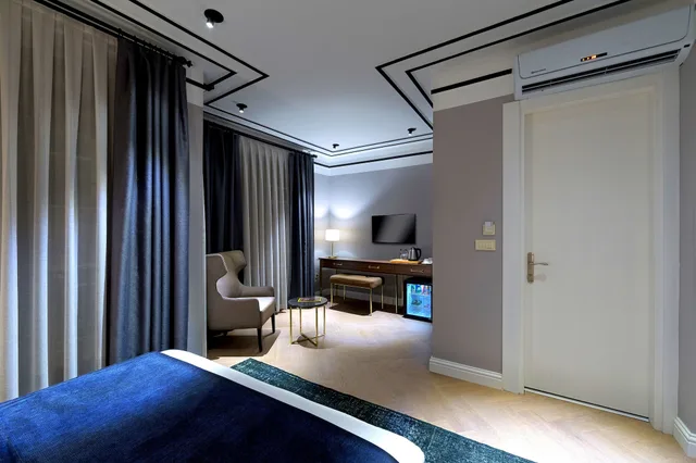 Superior, Queen Bed, Walton Hotels Galata 2/4