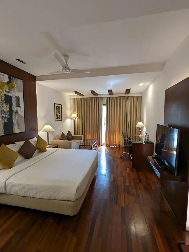 Club, King Bed, Palm Meadows Resort 1/2