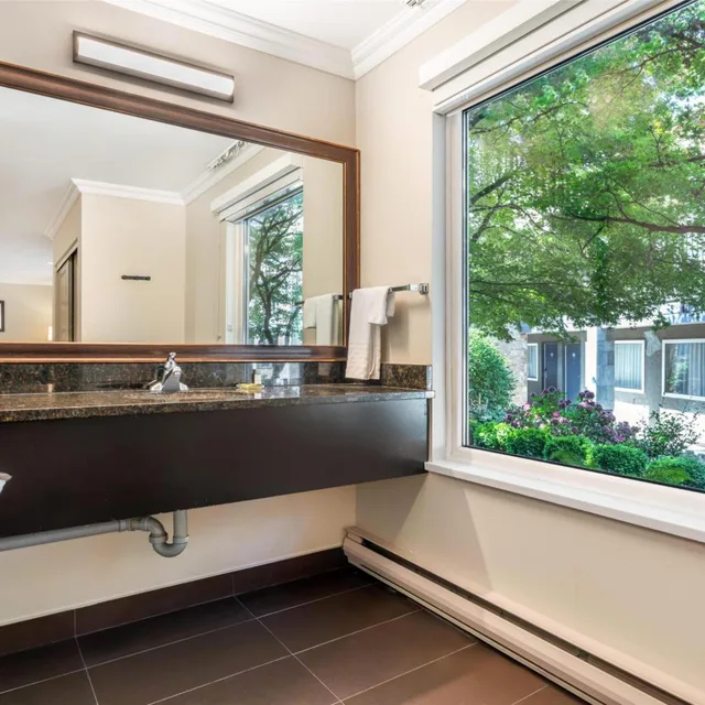غرفة بسرير كينج بمطبخ صغير، Best Western Plus Burnaby Hotel 4/5