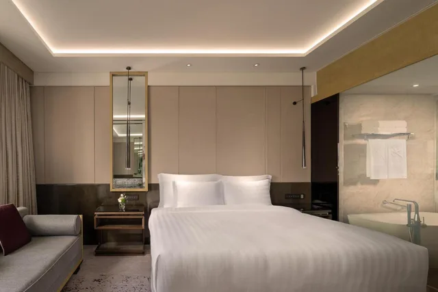 غرفة تنفيذية بسرير كينج وسرير كوين بإطلالة على المدينة، Kempinski Hotel Beijing Yansha centre 3/6