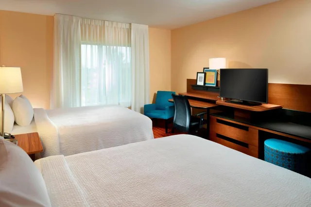غرفة بسرير كوين، Fairfield Inn Suites Fayetteville North 3/7