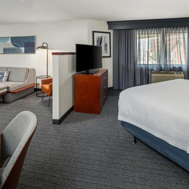 غرفة كبيرة بسرير كينج مع أريكة لذوي الإعاقة، Courtyard By Marriott La Crosse 3/5