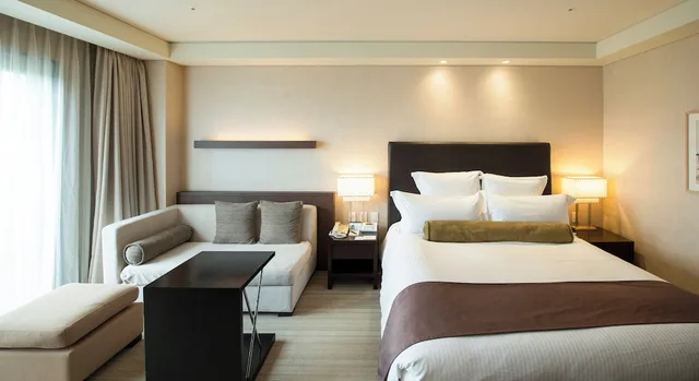 غرفة كلاسيكية بسرير كينج بإطلالة على الجبل بشرفة، InterContinental Alpensia Pyeongchang Resort by IHG 2/3