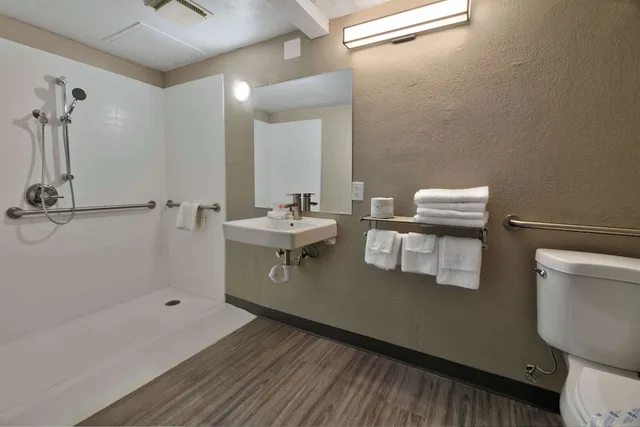 غرفة قياسية بسريرين كوين لذوي الإعاقة، Studio6 Grand Junction, CO 6/6
