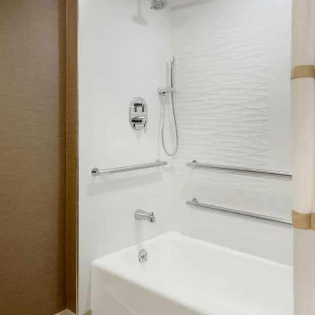 غرفة بسرير كينج مع أريكة مع دخول الصالة في طابق مرتفع، SACRAMENTO MARRIOTT RANCHO CORDOVA 10/10