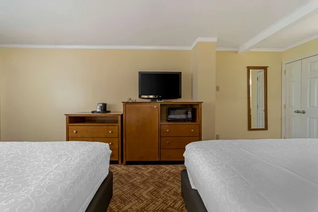 غرفة بسريرين كوين بإطلالة على المدينة، Best Western Plus Northwoods Inn 7/8