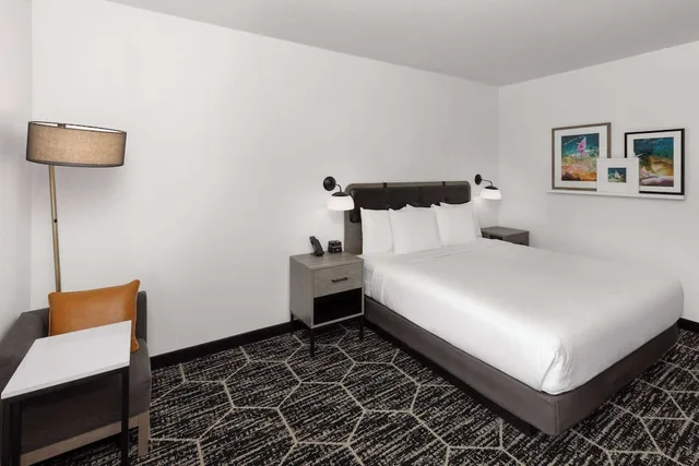 غرفة بسرير كينج، La Quinta Inn & Suites by Wyndham Austin Parmer Tech Ridge 1/1