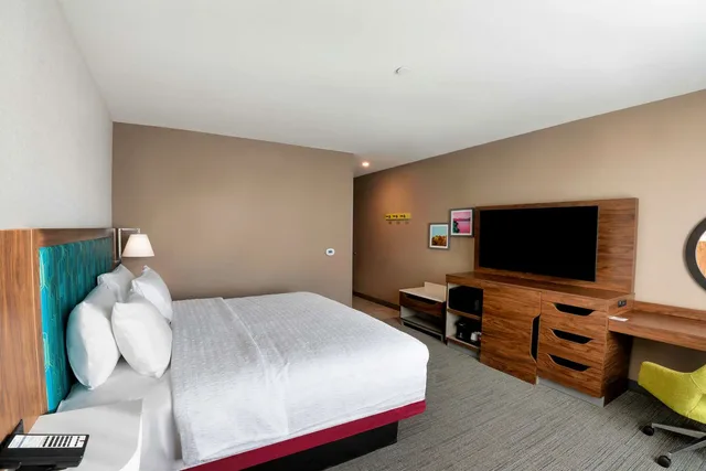 غرفة بسرير كينج بحوض استحمام لذوي الإعاقة، Hampton Inn Needles 1/3