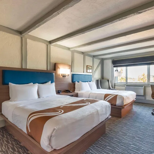 غرفة بسرير كينج وسريرين كوين، Quality Inn Waddling Dog Saanichton 3/8