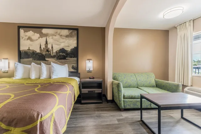 غرفة بسرير كينج بحوض استحمام لذوي الإعاقة، Super 8 By Wyndham Lake Charles Northeast 2/4