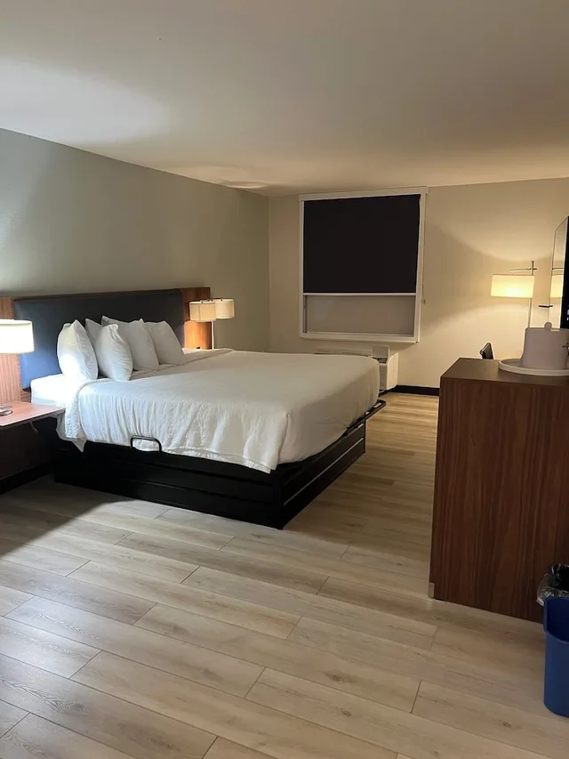 غرفة بسرير كينج لذوي الإعاقة، Wingate by Wyndham Dublin Near Claytor Lake State Park 1/6