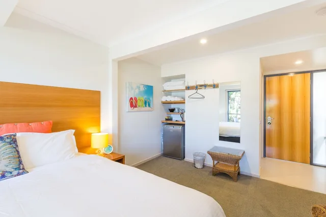 غرفة بسرير كينج بإطلالة على البحر بشرفة، Sandpiper Motel 1/8
