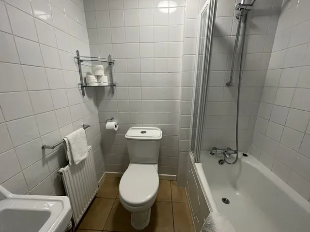 غرفة قياسية ثلاثية بسرير مزدوج وسرير فردي، Llandudno Hostel 2/3