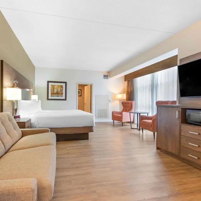 غرفة كبيرة بسرير كينج مع أريكة، Perth Parkside Inn & Spa, BW Premier Collection 7/10