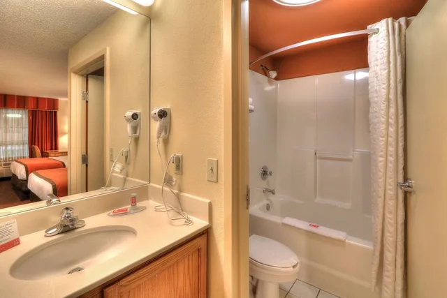 Standard, 2 Queen Beds, Econo Lodge Pigeon Forge Riverside 10/10