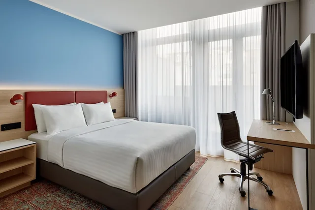 Classic, Queen Bed, Residence Inn by Marriott Munich Central 1/1