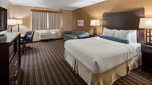 غرفة بسريرين كوين مع أريكة، Best Western Dodgeville Inn & Suites 2/5