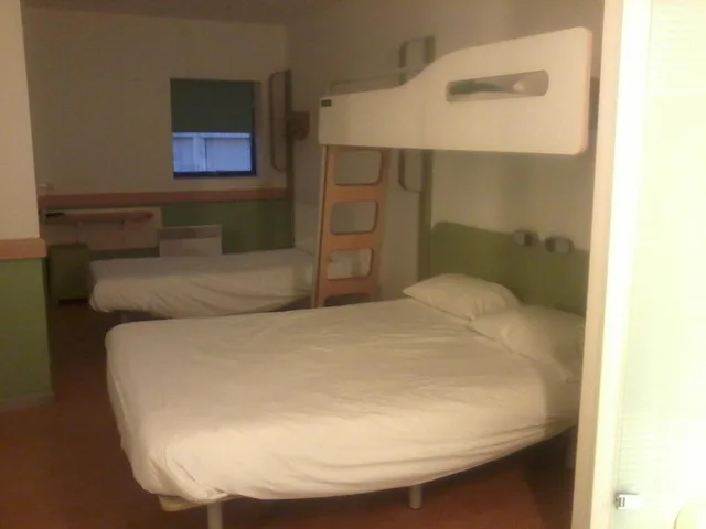 غرفة عائلية بسرير مزدوج وسريرين منفصلين، Ibis Budget Roye 1/2