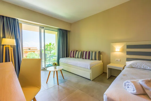 غرفة ثلاثية، Cnic Gemini Hotel 4/7