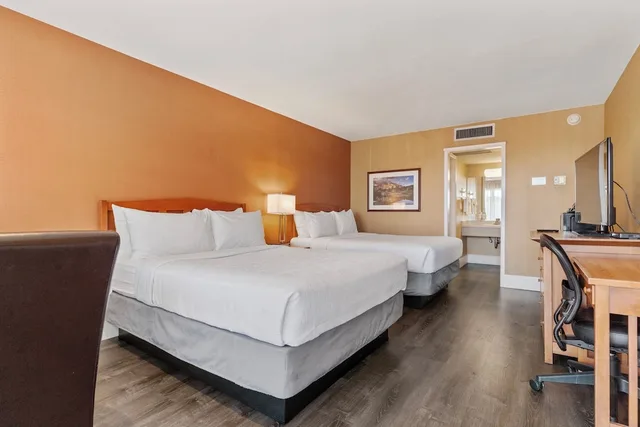 غرفة قياسية بسريرين كوين، Vagabond Inn Executive San Francisco Airport 3/8