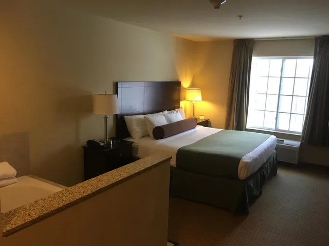 غرفة بسرير كينج بجاكوزي، Cobblestone Inn & Suites Durand 2/4