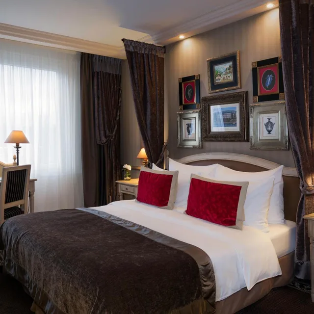 Classic, Double or Twin Bed, Royal Manotel 1/7