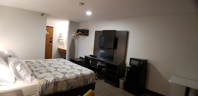 Deluxe, King Bed, Motel6 Kewanee, IL 6/10