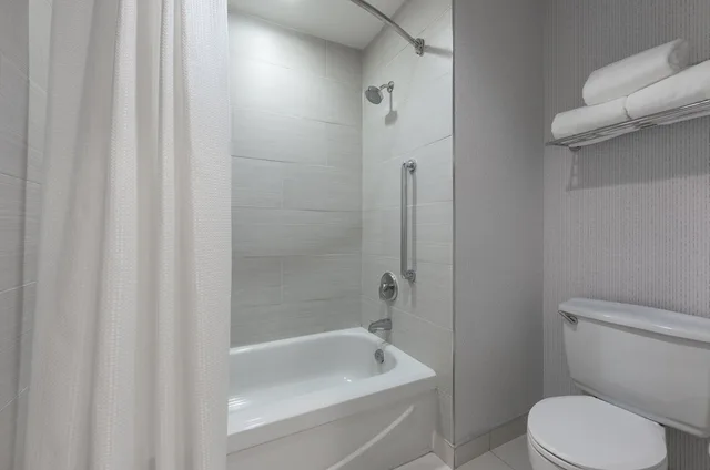 جناح بسريرين مزدوجين بغرفة نوم واحدة مع أريكة، The Simon Hotel Sydney 4/5