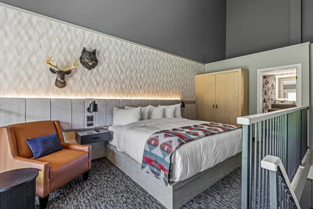 Loft, Suite, King Bed, Sofa، Everwild Canmore - Nordic Spa & Hotel 3/10