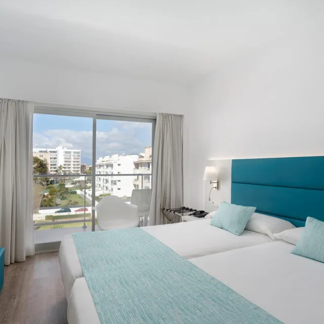 غرفة بسرير مزدوج بإطلالة على المسبح، Hotel Alua Leo 2/4