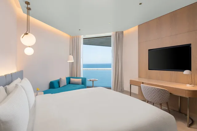 Deluxe, King Bed, Sea View, voco Muscat Al Mouj 2/3