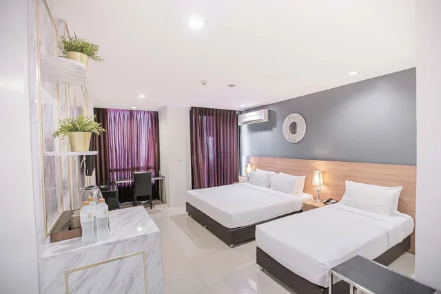 1 Bedroom, Executive, Triple, 1 King and 1 Single Beds, City View, Balcony, Marigold Sukhumvit 1/1