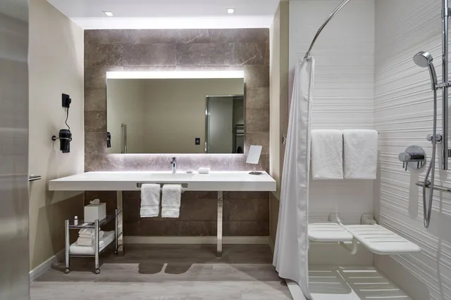 غرفة قياسية بسريرين كوين بحوض استحمام لذوي الإعاقة، AC Hotel by Marriott Greenville 4/7