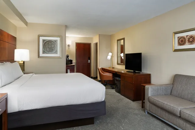 غرفة بسرير كينج مع أريكة، Holiday Inn National Airport/Crystal City 2/3